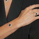 Bracelet chaîne en argent doré avec pendentif cœur nacré porté au poignet