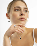 Collier trèfle et boucles d’oreilles assorties en argent portés