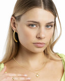 Créoles longues en argent doré portées