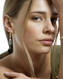 Boucle d’oreille pendante à maillons portée