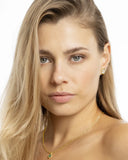 Mini boucle trèfle avec collier trèfle en argent doré portés