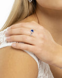 Bague en argent sertie d’une pierre bleue portée, gros plan