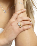 Bague, bracelet et collier à maillons en argent et argent doré portés, gros plan