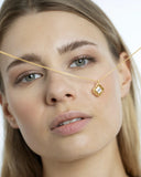 Collier en argent doré avec pendentif trèfle porté, gros plan