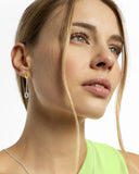 Boucle d’oreille pendante à maillons portée