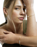 Boucles d’oreilles pendantes et bracelets à maillons en argent et argent doré portés