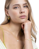 Créoles, Collier cœur et bracelet en argent doré portés