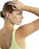 Jonc et collier en argent doré portés, vue de dos