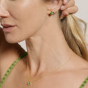 Boucles d'oreilles trèfle LÉGENDE en Argent Doré & Malachite porté