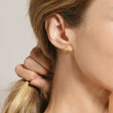 Boucles d'oreilles Fleurs Solitaires en Argent Doré & Zircons porté