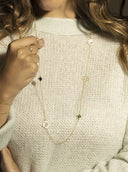 Sautoir en argent doré porté avec pendentifs décoratifs