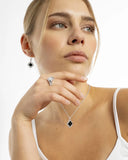 Collier et boucles d’oreilles trèfle en argent portés