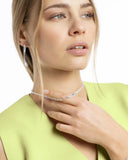 Collier ras-de-cou à maillons en argent porté avec créoles en argent