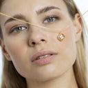 Collier trèfle en argent doré porté, gros plan