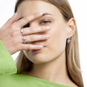 Bagues cœur et trèfle en argent portées avec boucles d’oreilles assorties